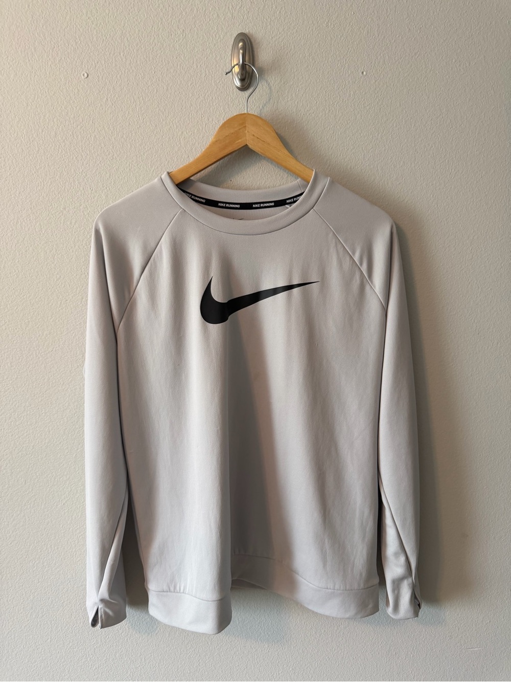 Nike Men’s Light Gray Crewneck Sweatshirt with Black Swoosh